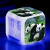 ZOLGINAH Panda LED Sveglia, Sveglia Da Comodino Per Bambini, Quadrata, Display LCD Illuminato, Panda Design (16) 1 ZOLGINAH Panda LED Sveglia, Sveglia Da Comodino Per Bambini, Quadrata, Display LCD Illuminato, Panda Design (16) -Negozio Di Illuminazione Per La Casa Alla Moda 93435071 1